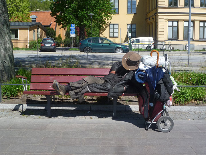 Obdachlose auf Bank ©gladatony -Pixabay